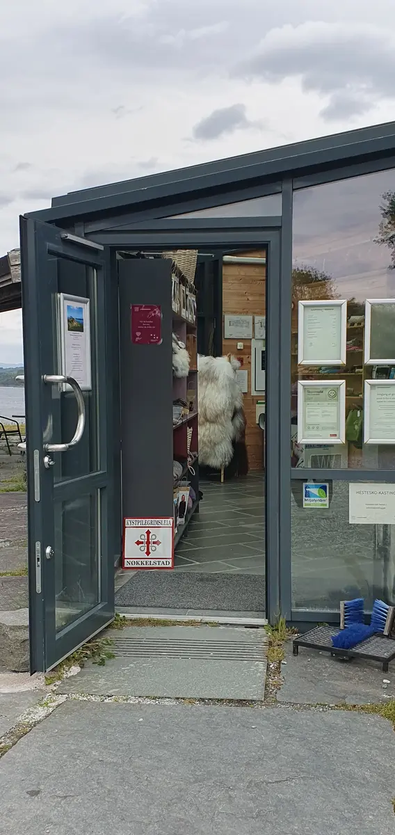 Hovudinngang på Lyngheisenteret med open dør. Døra er  i glas og metall og er opninga er 85 cm brei.