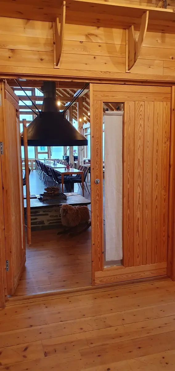 Dobbeldør mellom møterommet og Matstova. Tatt frå møterommet, ei dør står open.