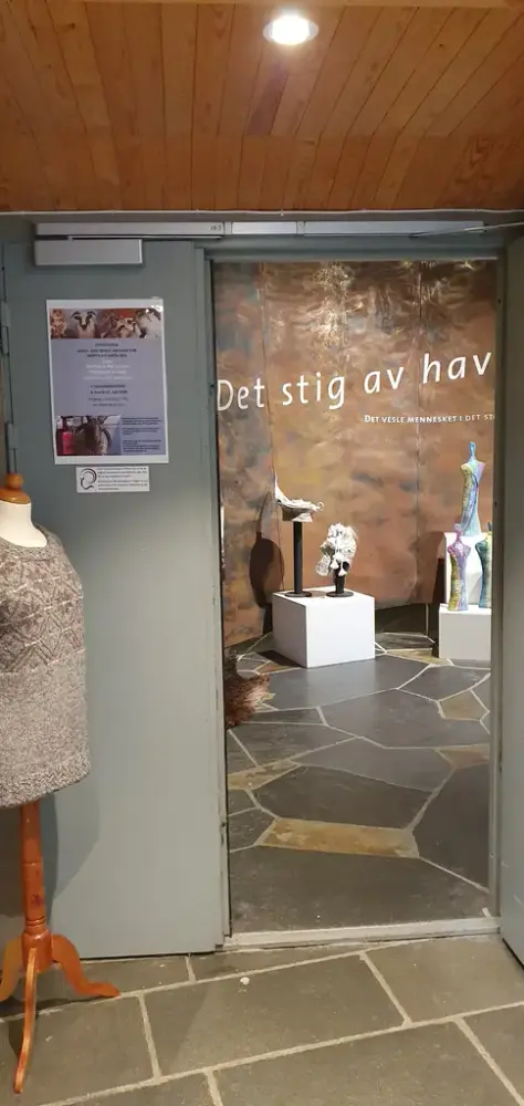 Open dør i metall, inn til hovudutstillinga vår i underetasjen