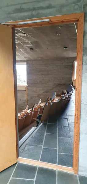 Døropninga inn til auditoriet i underetasjen