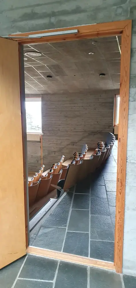 Døropninga inn til auditoriet i underetasjen