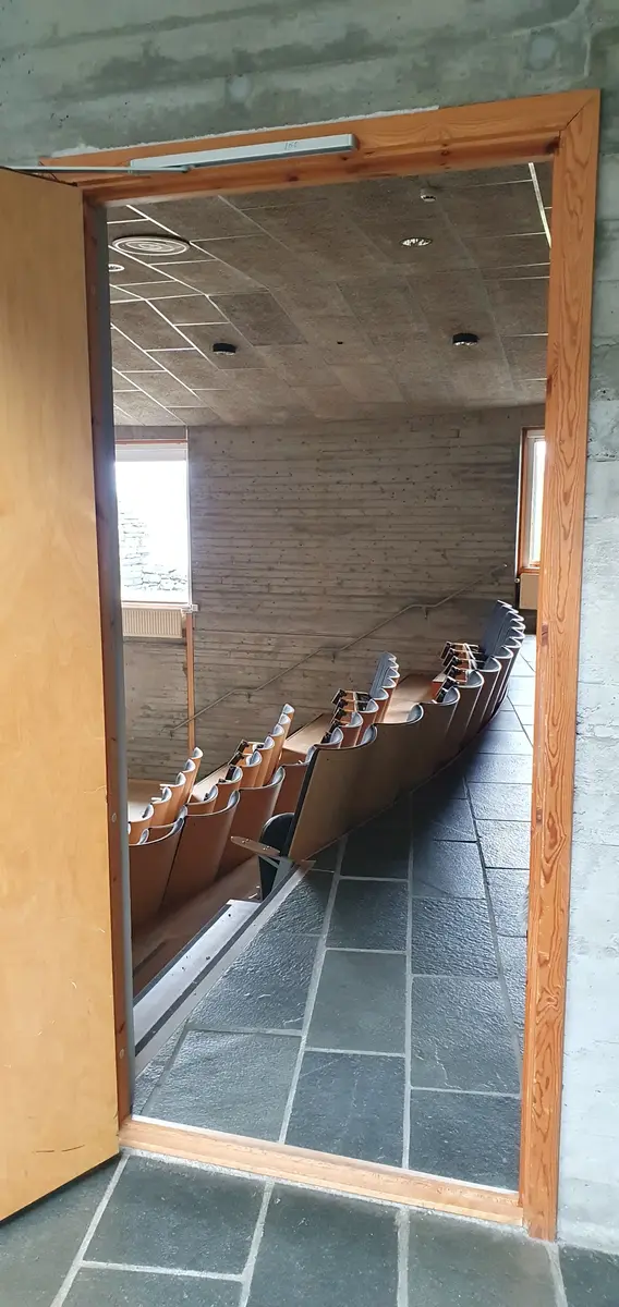 Døropninga inn til auditoriet i underetasjen