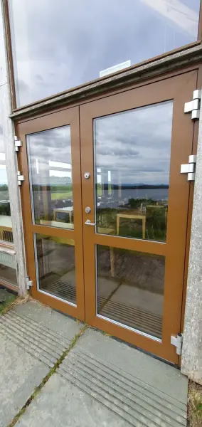 Lukka ytterdør i glass, som går frå utsida og inn til kafé Matstova