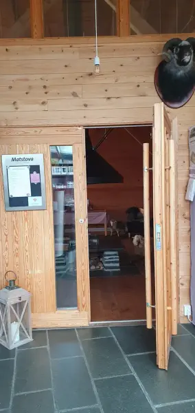 Dør frå butikk og resepsjon inn til kafé Matstova. Dobbeldør med eine døra open.