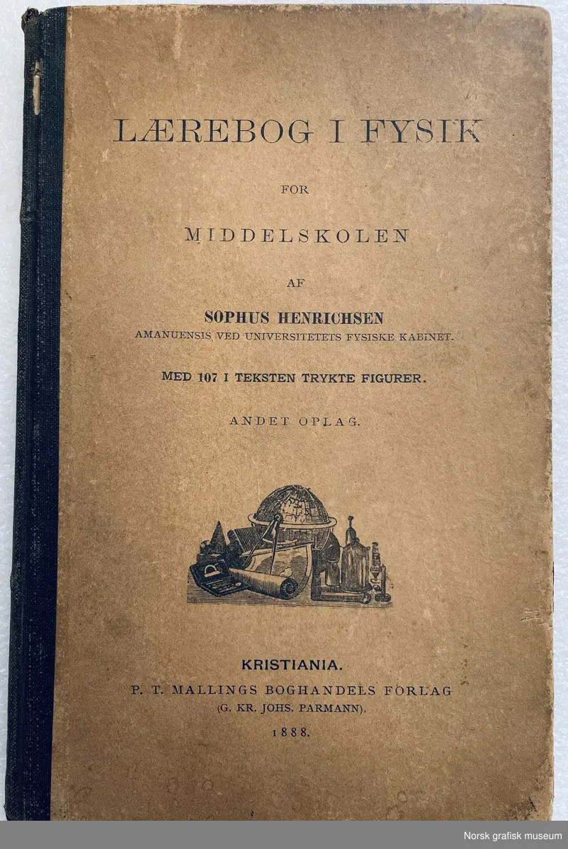 Kvartbind i beige papiromslag og brun rygg i lerretstoff. Forsiden viser tittel, forfatter, produksjonssted og trykkeri. Baksiden viser en reklame for P. T. Mallings boghandel i Kristiania med en stor illustrasjon. 

Andre opplag, som har økt i omfang siden første utgave, er trykket i en mer "åpen og lettlest trykk" i overenstemmelse med kirke- og undervisningsdepartementets bestemmelser.