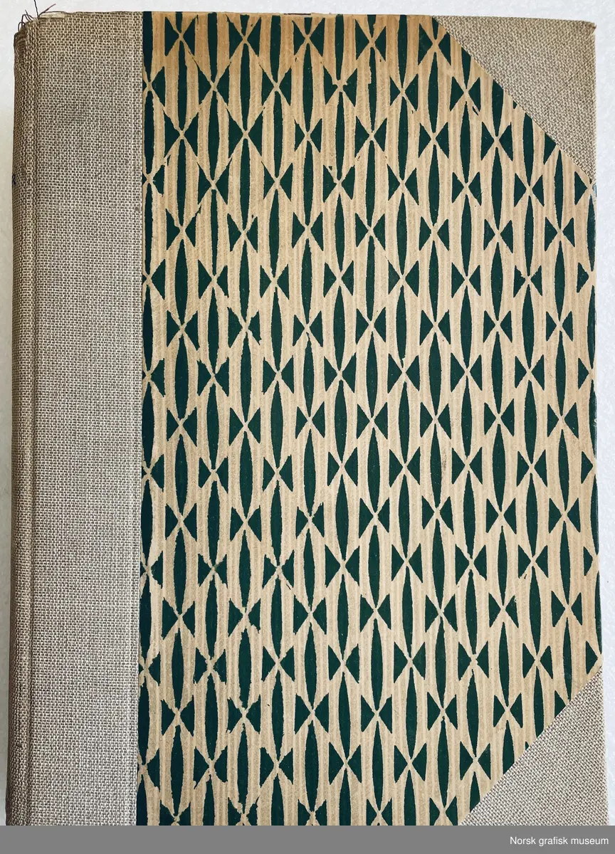 Dansk lærebok. Halvbind med dekorert omslagspapir i beige og grønt, Beige lerretsstoff i hjørner og på rygg. Tittel i grønt på ryggen. Sprengte snitt.