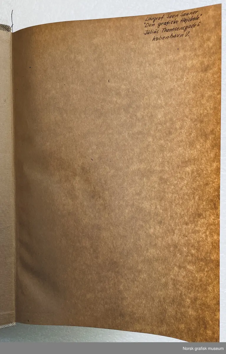 Dansk lærebok. Halvbind med dekorert omslagspapir i beige og grønt, Beige lerretsstoff i hjørner og på rygg. Tittel i grønt på ryggen. Sprengte snitt.