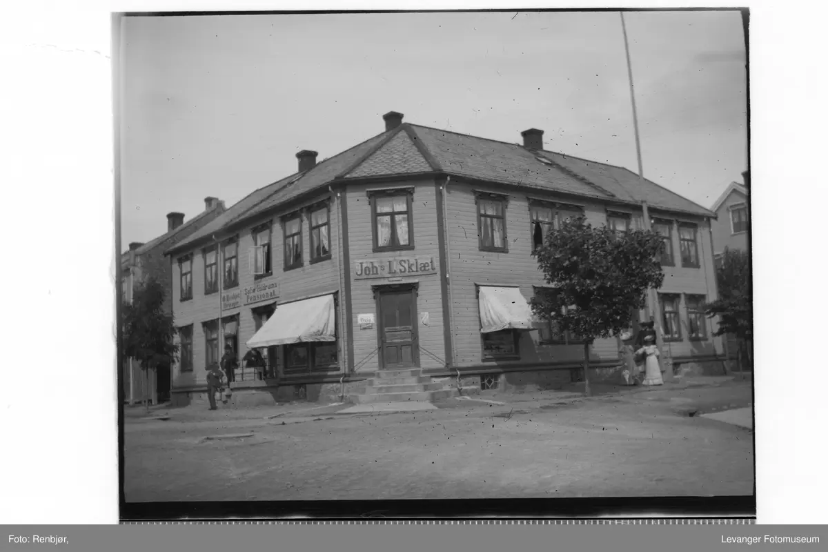 Forretningen Johannes L Sklæt og pensjonatet Sofie Hildrums Pensionat i Levanger.