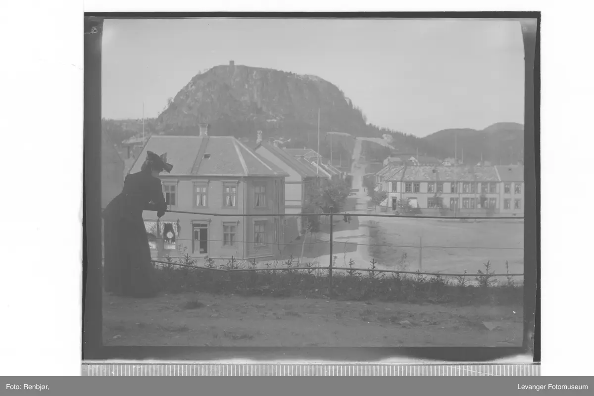 Kvinne ser ut over Namsos med Bjørumsklumpen i bakgrunnen.