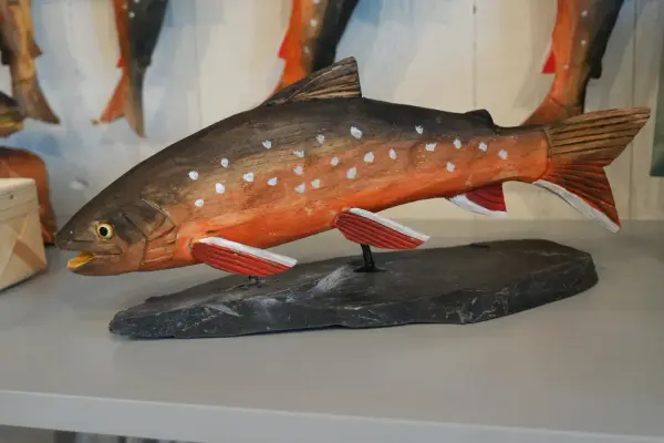 Täljd träfisk havsöring på stenfundament av Ulf Palo