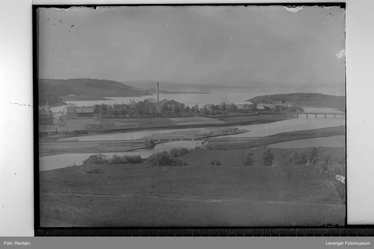 Levangerelva, Verdalsbruket mot sjøen, bru i fagverk.