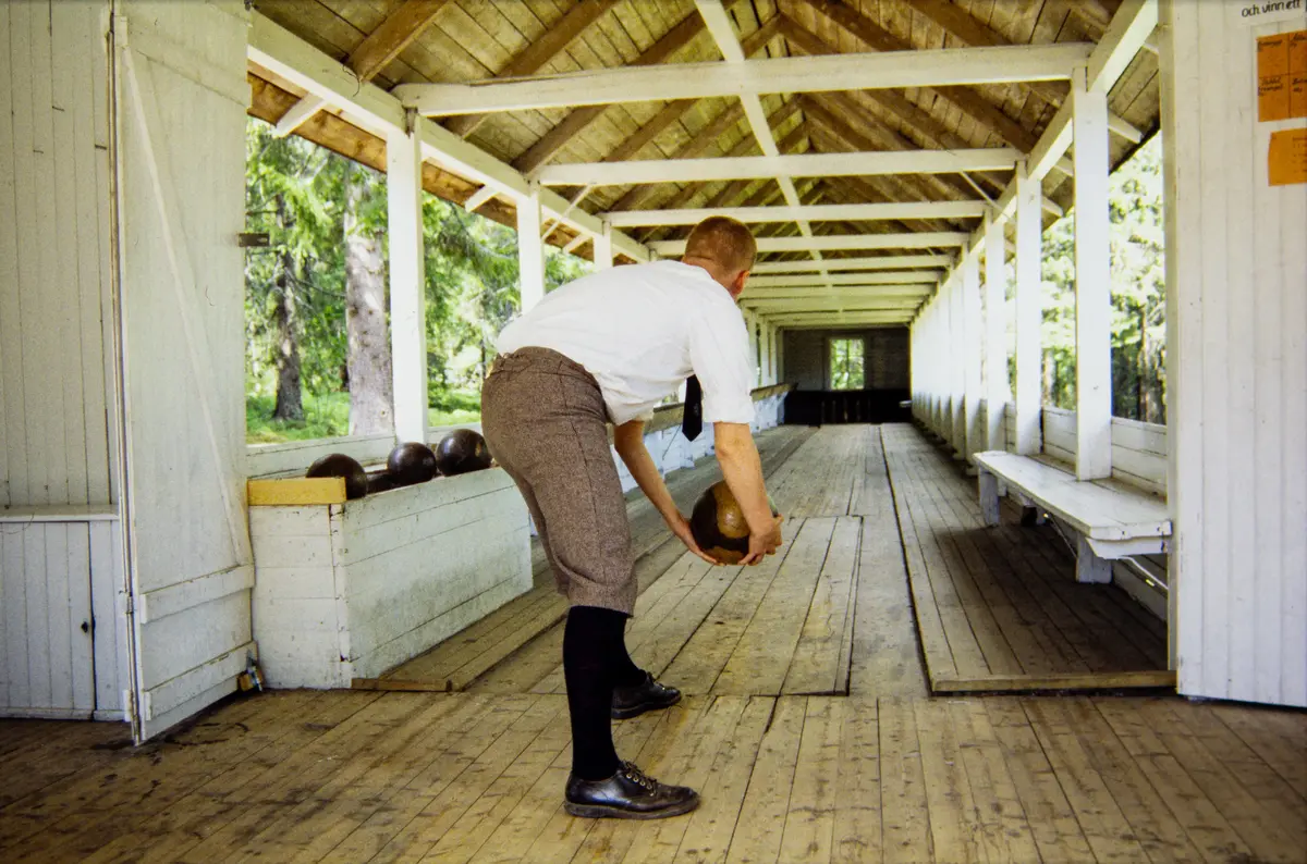 Man spelag kägel med träklot i Västrnorrlands museums kägelbana.