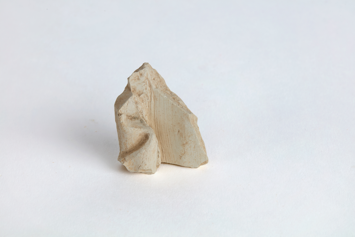 Totalt 15 fragment med vitbränd lera, troligen från en eller flera skulpturer/statyetter. Ett fragment föreställer bl.a en fot som sticker fram under en klädedräkt. Enl. E Regner SHM det enda kända exemplet av denna typ i cistercienskisk miljö.