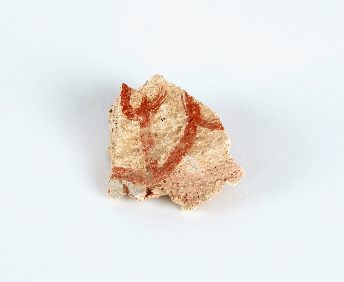 En samling av fragment av målad puts och bruk med kalkputs och bemålning. 17 fyndaskar med fragment i olika storlekar.

Fyndask 1: Totalt 13 fragment med röd och vit färg, en ser ut att ha träavtryck (varit fäst mot ett trästycke).

Fyndask 2: Totalt 7 fragment alla utom en har röd och vit färg, endast en med gråaktig obehandlad puts. 

Fyndask 3: Totalt 1 större fragment med röd och vit färg på enda sidan.

Fyndask 4: Totalt 4 fragment alla utom en med röd och vit färg, endast en med vit puts. 

Fyndask 5: Totalt 3 fragment med röd och vit färg, varav en är sotig. 

Fyndask 6: Totalt 3 fragment med röd och vit färg, en mycket tydlig medan de andra två mer diffusa. 

Fyndask 7:  Totalt 27 fragment, 24 av dessa är bemålade med röd och vit färg, 3  fragment med gråaktig obehandlad puts. 

Fyndask 8: Totalt 5 fragment, varav 4 större och en mycket liten. Alla större fragment med olika karaktär. En med vit kalkbruk och utan putsad yta, en annan med svart och röd putsad yta. Det tredje fragmentet har lite rödfärgad puts bevarad och på andra sidan ser det ut att ha träavtryck (varit fäst mot ett trästycke). Det fjärde fragmentet har en mer brungrå nyans. I fyndasken låg en lapp med text N. om V. portalen. 

Fyndask 9: Totalt 13 fragment, varav ett större fragment med svart och rödmålad puts. Ett annat fragment med svart och vitmålad puts, det tredje fragmentet har endast svartmålad puts. Sedan finns tre rödmålande putsfragment, samt tre fragment med röda linjer. Fyra fragment är ytterst små och intetsägande.

Fyndask 10: Totalt 9 fragment samt smådelar varav två har rött färgfragment. Det största fragmentet samt fyra andra är svart- och rödmålat. Tre putsfragment har röda linjer.
 
Fyndask 11: Totalt 1 fragment med röda linjer samt en mindre del med blågråa linjer. 

Fyndask 12: Totalt 1 fragment med blågrå rundad linje samt samt en mindre punkt eller koncentration nedanför.  

Fyndask 13: Totalt 5 fragment varav två med rödmålad puts. De andra tre har linjer. 

Fyndask 14: Totalt 1 fragment med vit och rödmålad puts, med flertal linjer som eventuellt kan vara del av en bokstav.
 
Fyndask 15: Totalt 1 fragment med vit och svartmålad puts, med flertal linjer som eventuellt kan vara del av en större figur. Ena delen syns en större koncentration som skulle kunna vara en fågel. 

Fyndask 16: Totalt 1 fragment med vit och rödmålad puts, med flertal rundade linjer som eventuellt kan vara del av växtlig dekor.

Fyndask 17: Totalt 1 fragment med rödmålad puts, med en vit linje.