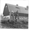Gudsberga kloster, Husby socken. Arbetet med borttagning av grästorven på murens norra sida intill korpartiet. E. Söderkvist och A. Karlsson i arbete.