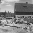 Gudsberga kloster, Husby socken. Altare och pelarfundament av tegel övertäcktes med halm och presenningar vid arbetets slut den 16 juli 1959.