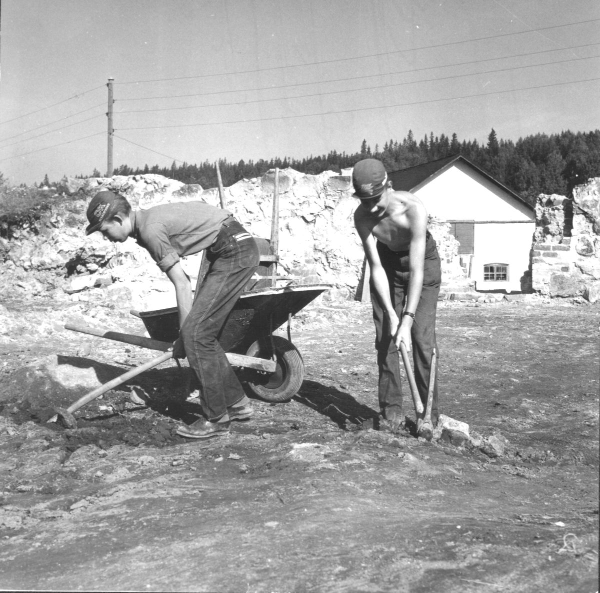 Gudsberga kloster, Husby socken. En del av arbetslaget. Ä:s ombud C. E. Eriksson och Hans Dahlfors.