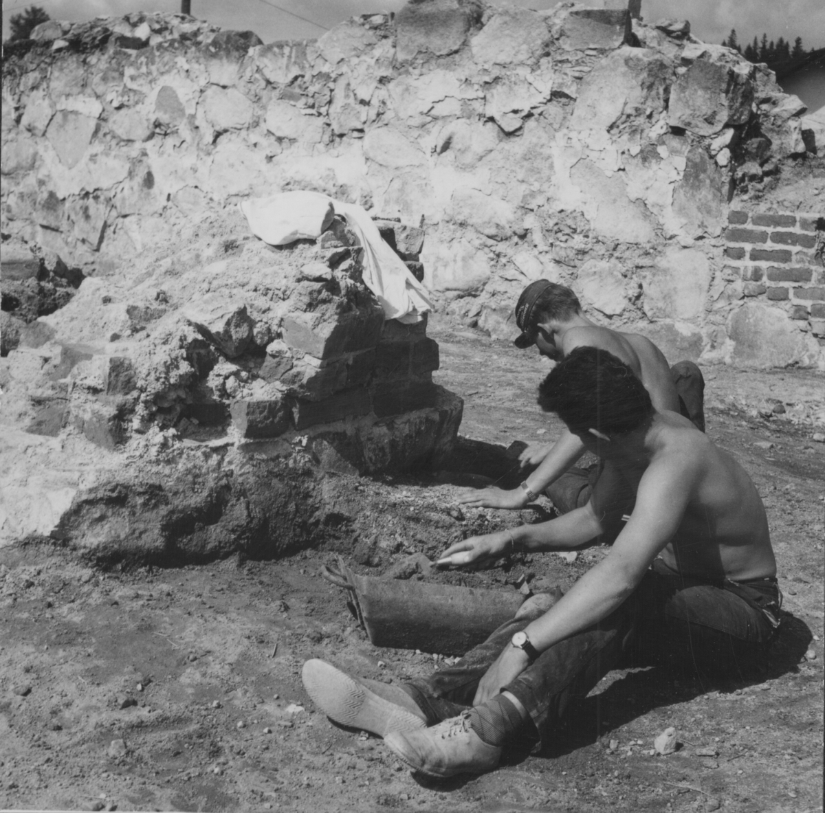 Gudsberga kloster, Husby socken. En del av arbetslaget. Hans Dahlfors och Stig Gustafsson undersöker "golvlagret" intil en pelarbas.