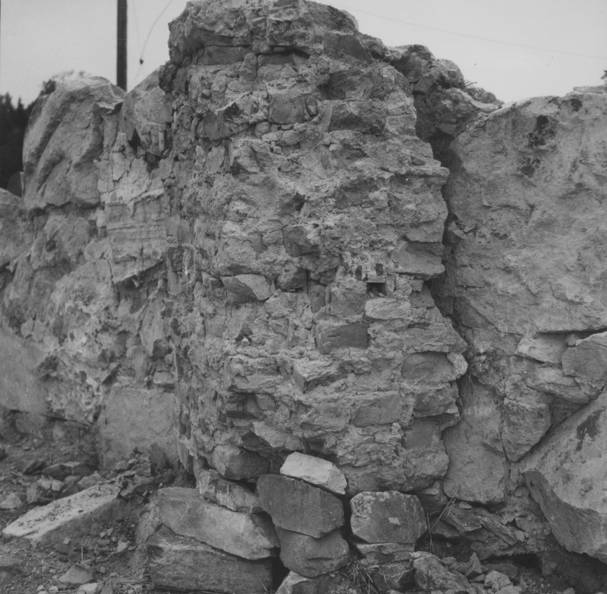 Gudsberga kloster, Husby socken. Pelare vid östra muren i kåromgångens norra del. Denna pelare nedtogs sommaren 1960.