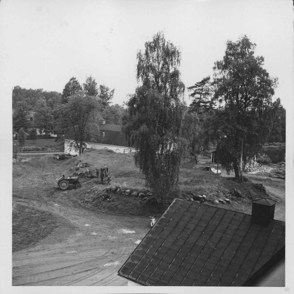 Fotografier och negativ från den arkeologiska undersökningen vid Gudsberga Kloster 1959-61.
