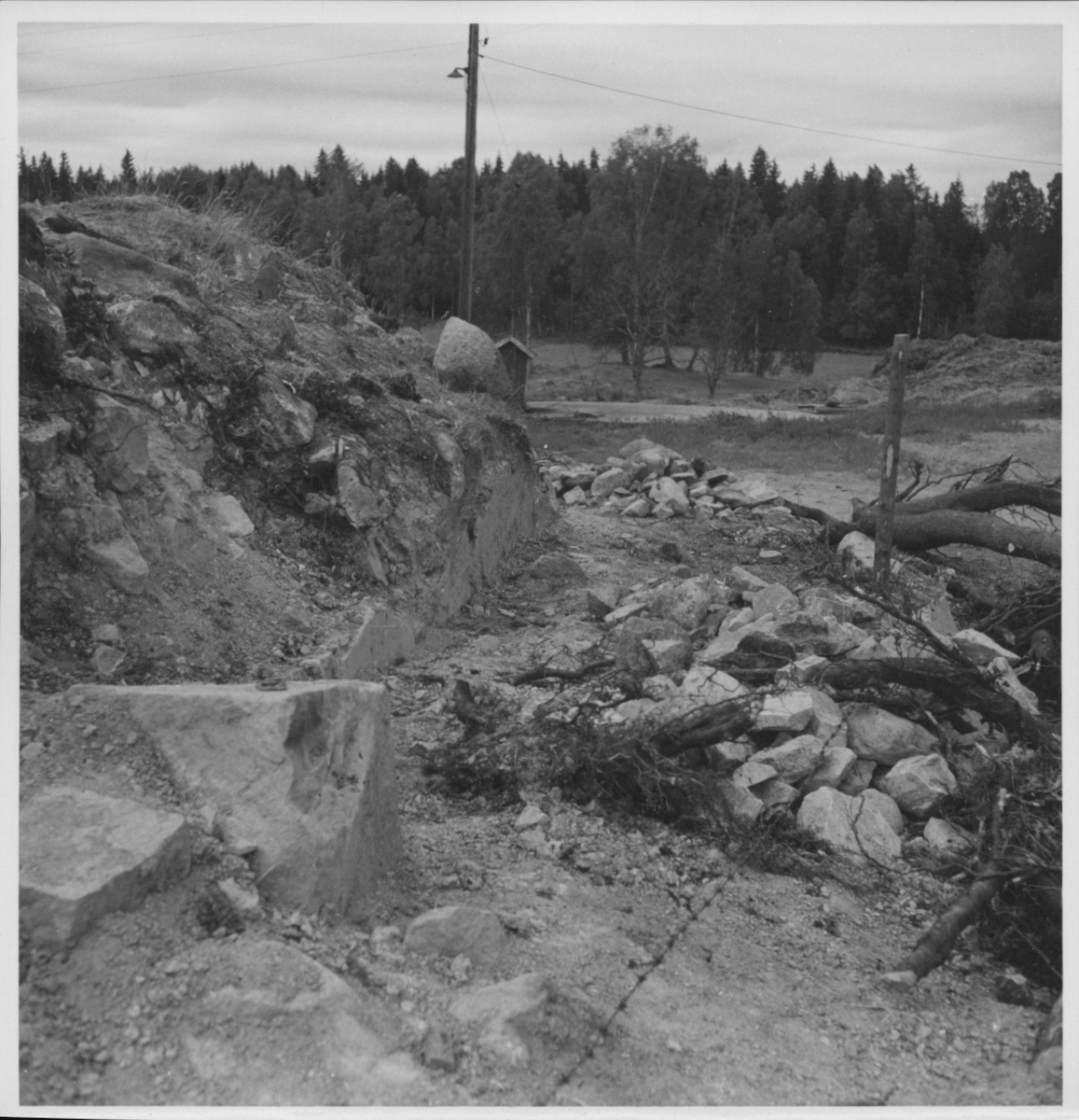 Fotografier och negativ från den arkeologiska undersökningen vid Gudsberga Kloster 1959-61.
