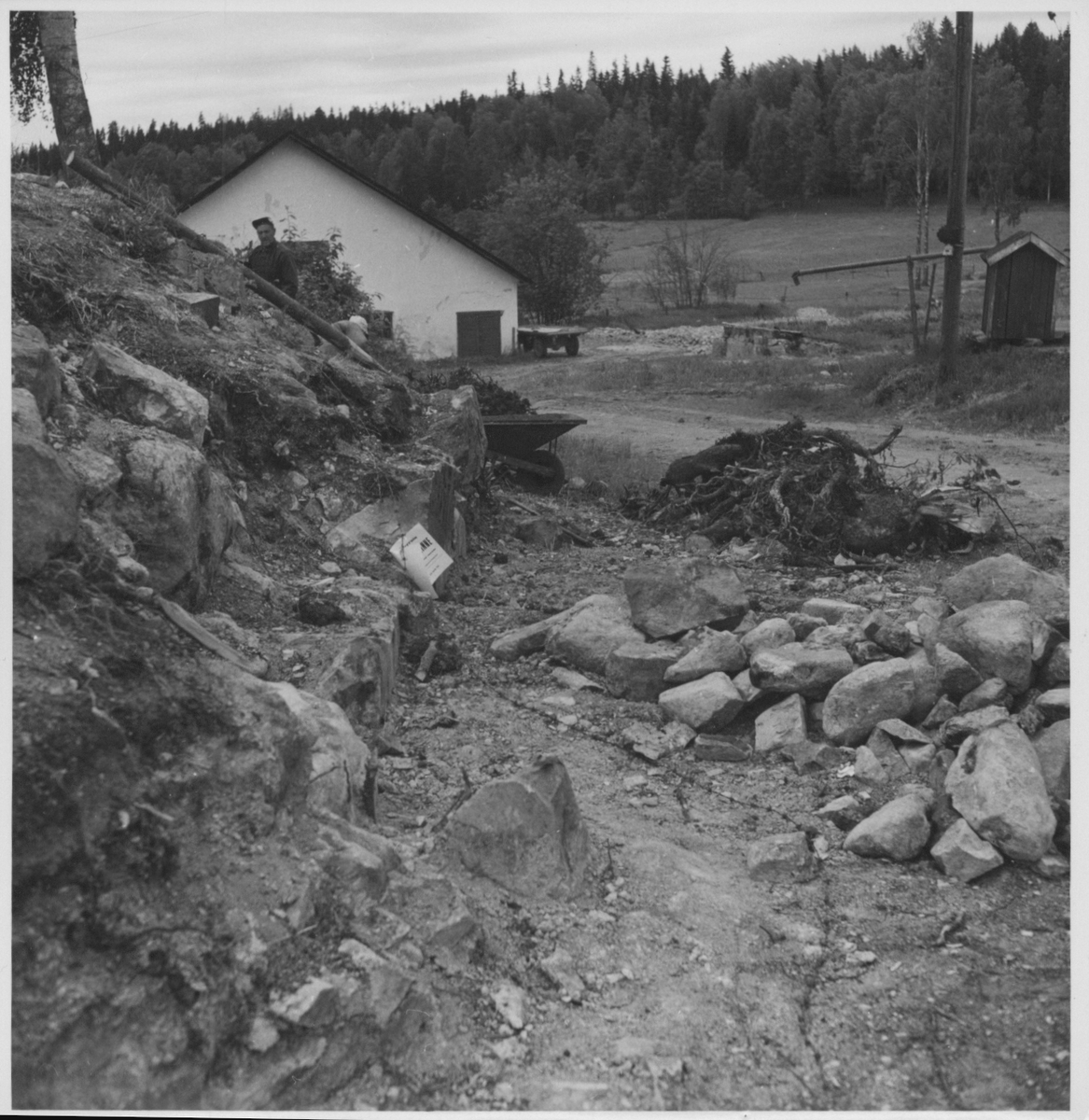 Fotografier och negativ från den arkeologiska undersökningen vid Gudsberga Kloster 1959-61.
