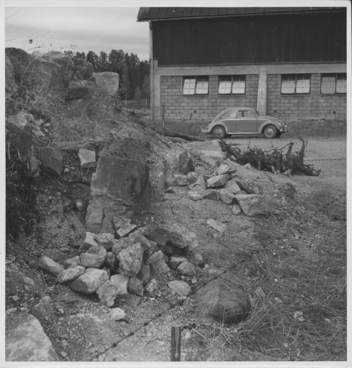 Fotografier och negativ från den arkeologiska undersökningen vid Gudsberga Kloster 1959-61.