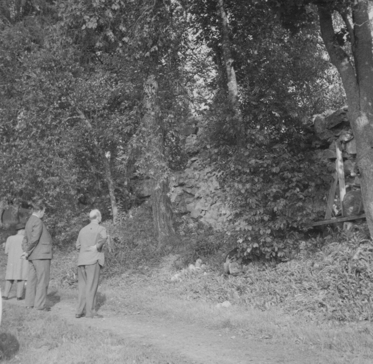 Fotografier och negativ från den arkeologisk utgrävningen i Gudsberga kloster (okänt år)
Består av dokumentationsbilder samt person- och arbetsbilder.