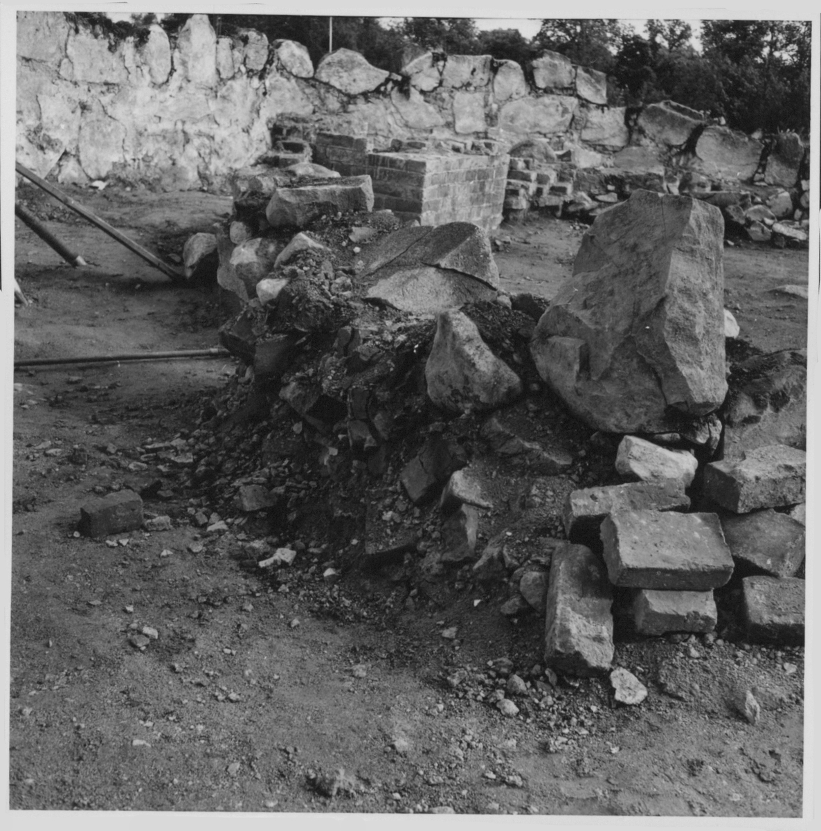 Fotografier och negativ från den arkeologiska undersökningen vid Gudsberga Kloster 1959-61.