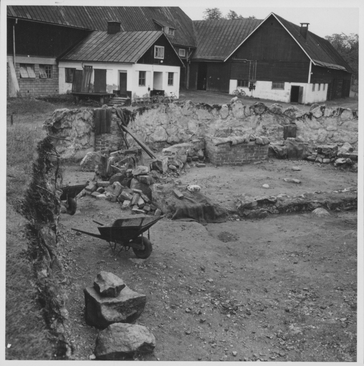 Fotografier och negativ från den arkeologiska undersökningen vid Gudsberga Kloster 1959-61.