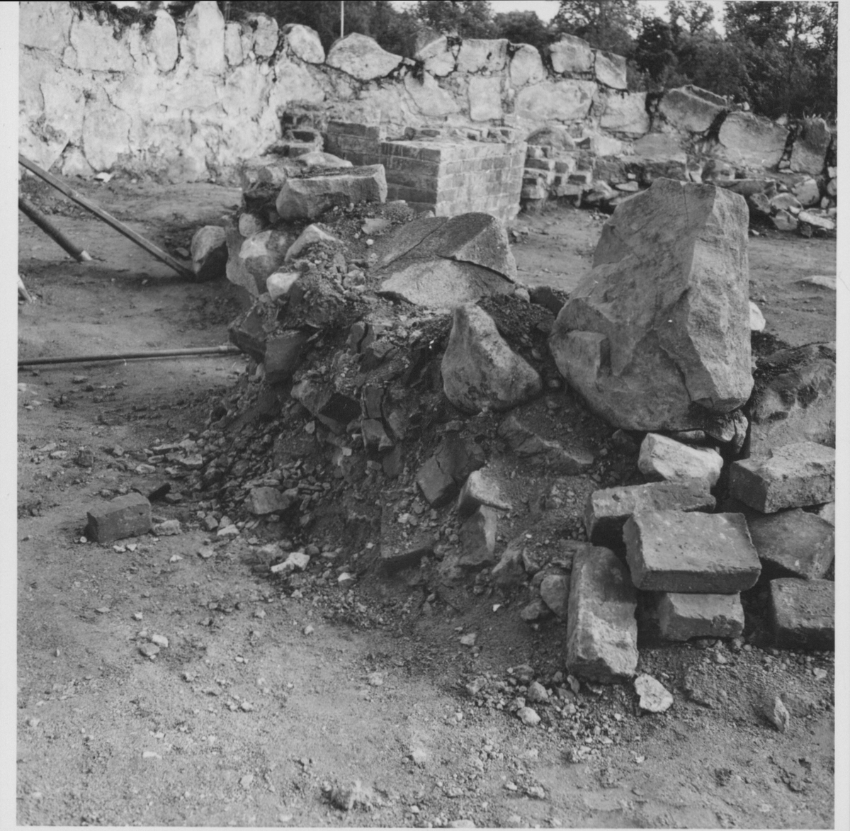 Fotografier och negativ från den arkeologiska undersökningen vid Gudsberga Kloster 1959-61.