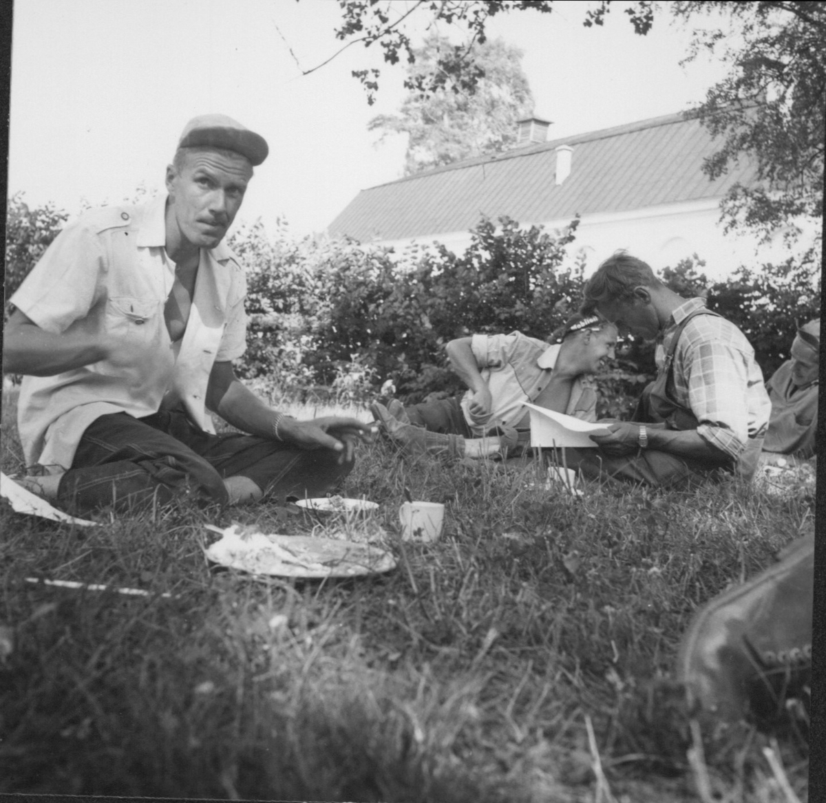 Fotografier och negativ från den arkeologisk utgrävningen i Gudsberga kloster (okänt år)
Består av dokumentationsbilder samt person- och arbetsbilder.