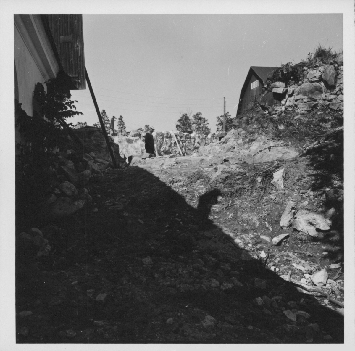 Fotografier och negativ från den arkeologiska undersökningen vid Gudsberga Kloster 1959-61.