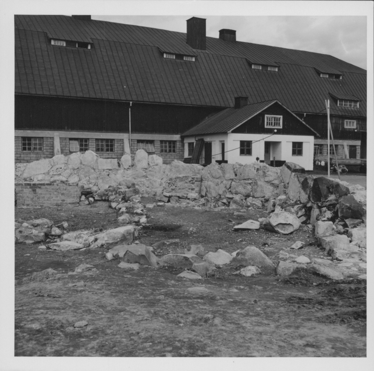 Fotografier och negativ från den arkeologiska undersökningen vid Gudsberga Kloster 1959-61.