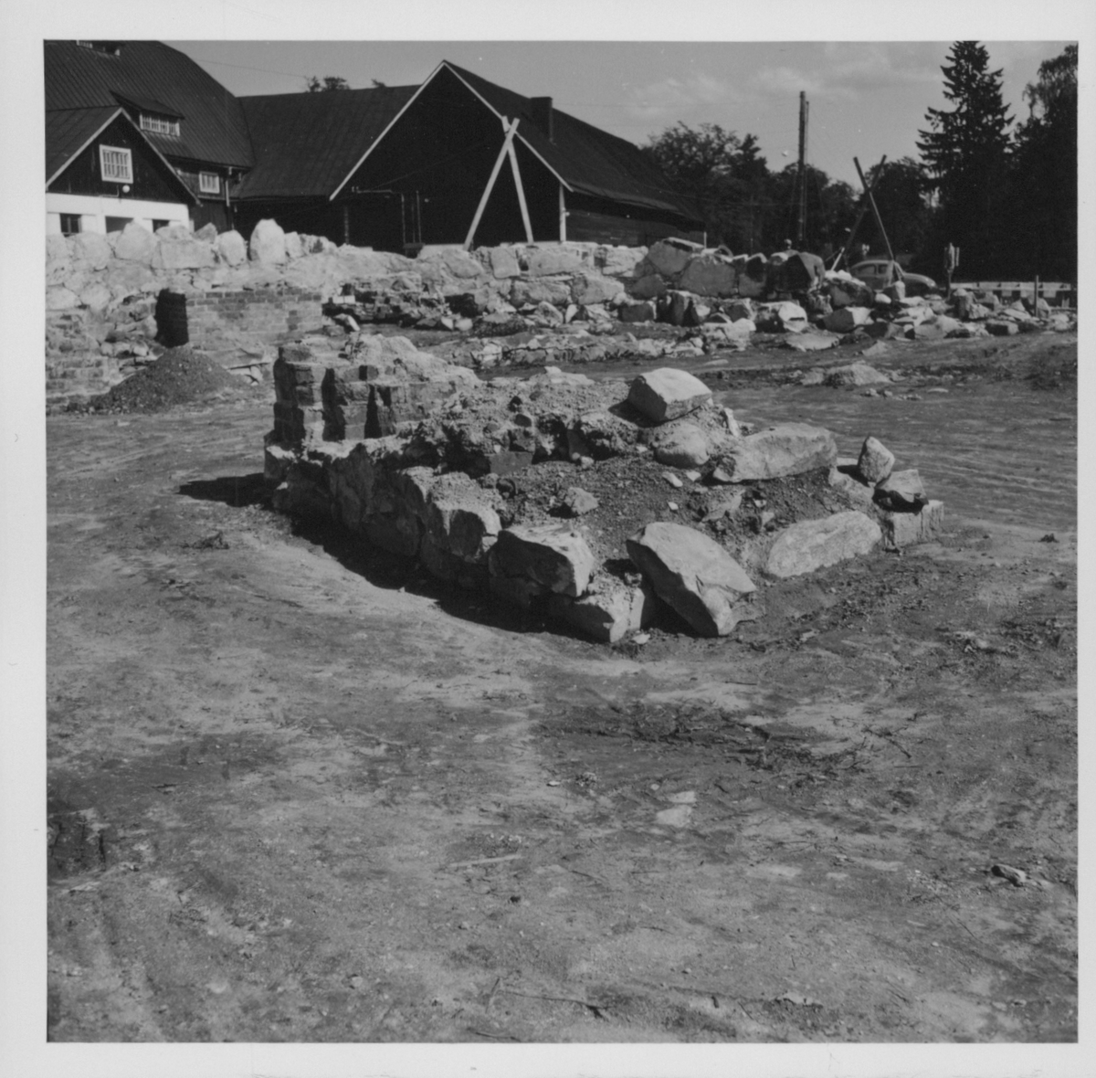 Fotografier och negativ från den arkeologiska undersökningen vid Gudsberga Kloster 1959-61.