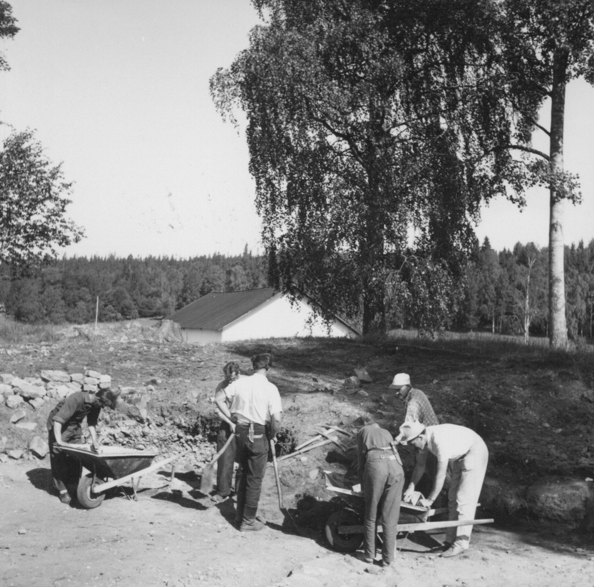 Fotografier och negativ från den arkeologisk utgrävningen i Gudsberga kloster (okänt år)
Består av dokumentationsbilder samt person- och arbetsbilder.