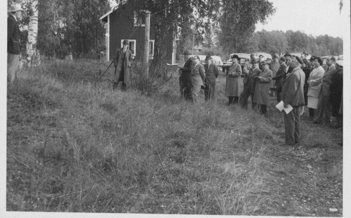Fotografier och negativ från den arkeologiska undersökningen vid Gudsberga Kloster 1959-61.