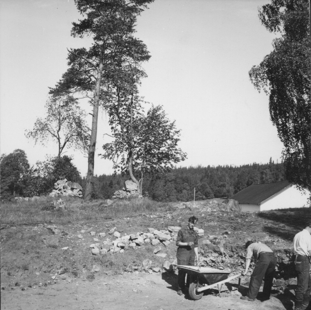 Fotografier och negativ från den arkeologisk utgrävningen i Gudsberga kloster (okänt år)
Består av dokumentationsbilder samt person- och arbetsbilder.
