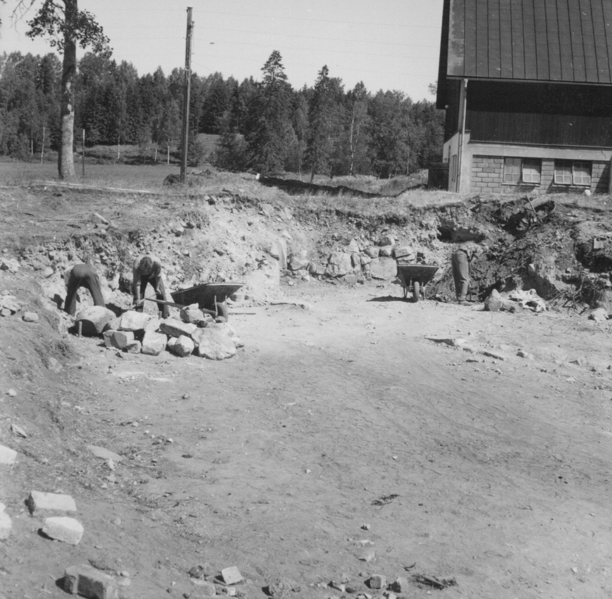 Fotografier och negativ från den arkeologisk utgrävningen i Gudsberga kloster (okänt år)
Består av dokumentationsbilder samt person- och arbetsbilder.