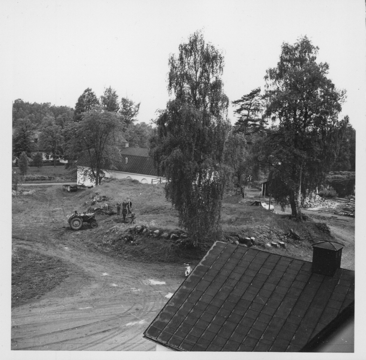 Fotografier och negativ från den arkeologisk utgrävningen i Gudsberga kloster (okänt år)
Består av dokumentationsbilder samt person- och arbetsbilder.