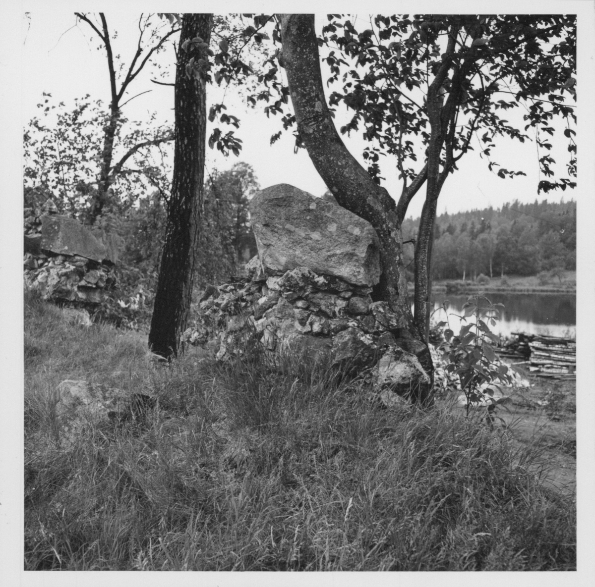 Fotografier och negativ från den arkeologisk utgrävningen i Gudsberga kloster (okänt år)
Består av dokumentationsbilder samt person- och arbetsbilder.