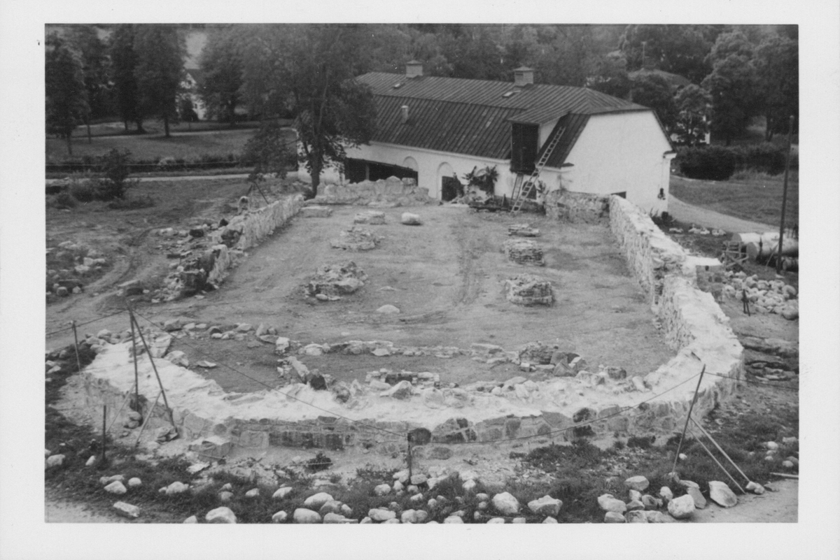 Fotografier av Åke Hyenstrand vid de arkeologiska utgrävningarna i Gudsberga kloster sommaren 1961.