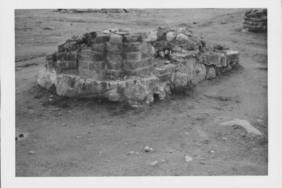 Fotografier av Åke Hyenstrand vid de arkeologiska utgrävningarna i Gudsberga kloster sommaren 1961.