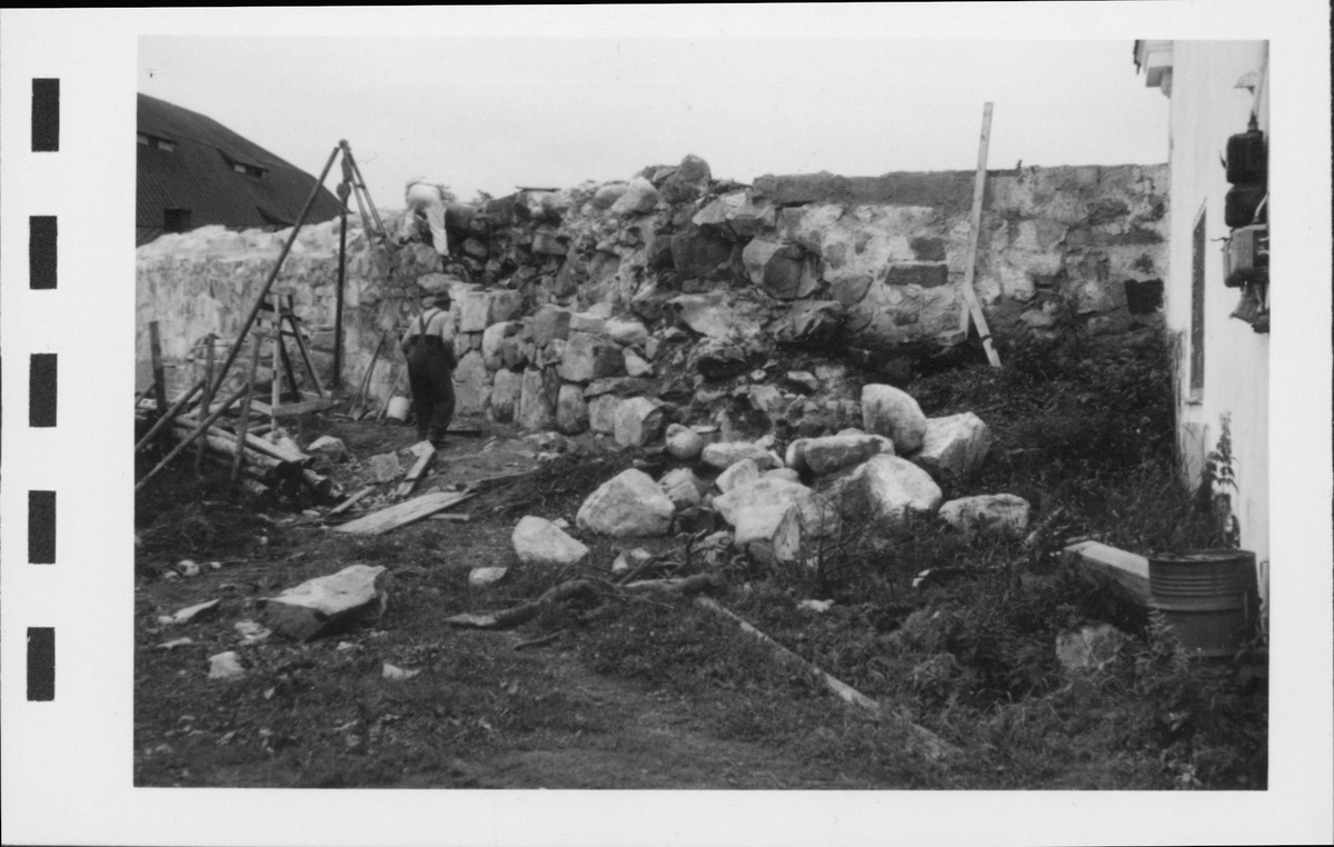 Fotografier av Åke Hyenstrand vid de arkeologiska utgrävningarna i Gudsberga kloster sommaren 1961.