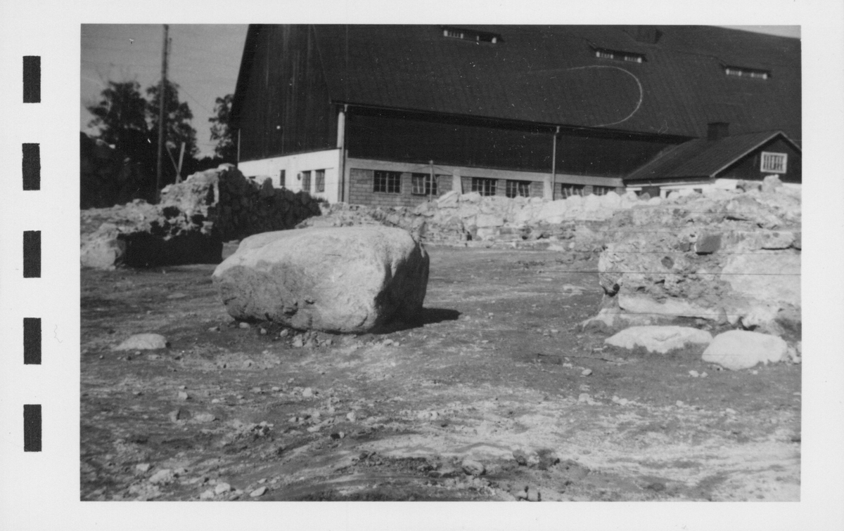 Fotografier av Åke Hyenstrand vid de arkeologiska utgrävningarna i Gudsberga kloster sommaren 1961.