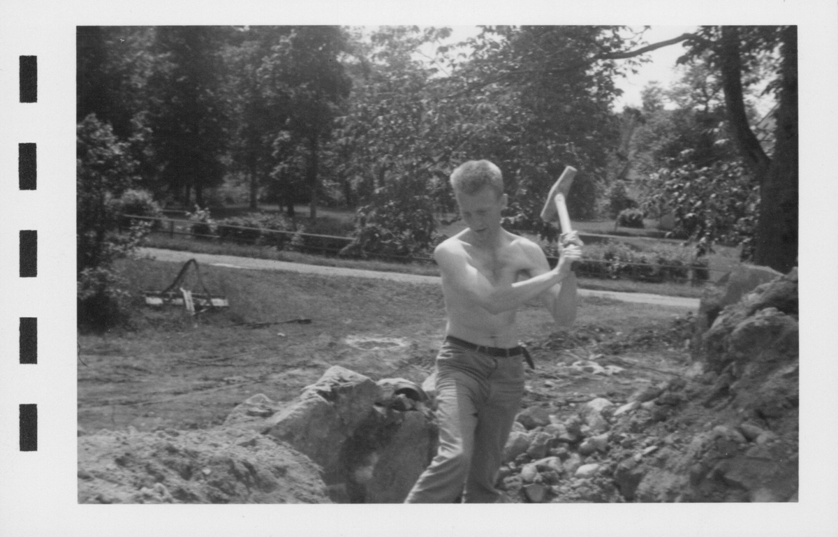 Fotografier av Åke Hyenstrand vid de arkeologiska utgrävningarna i Gudsberga kloster sommaren 1961.