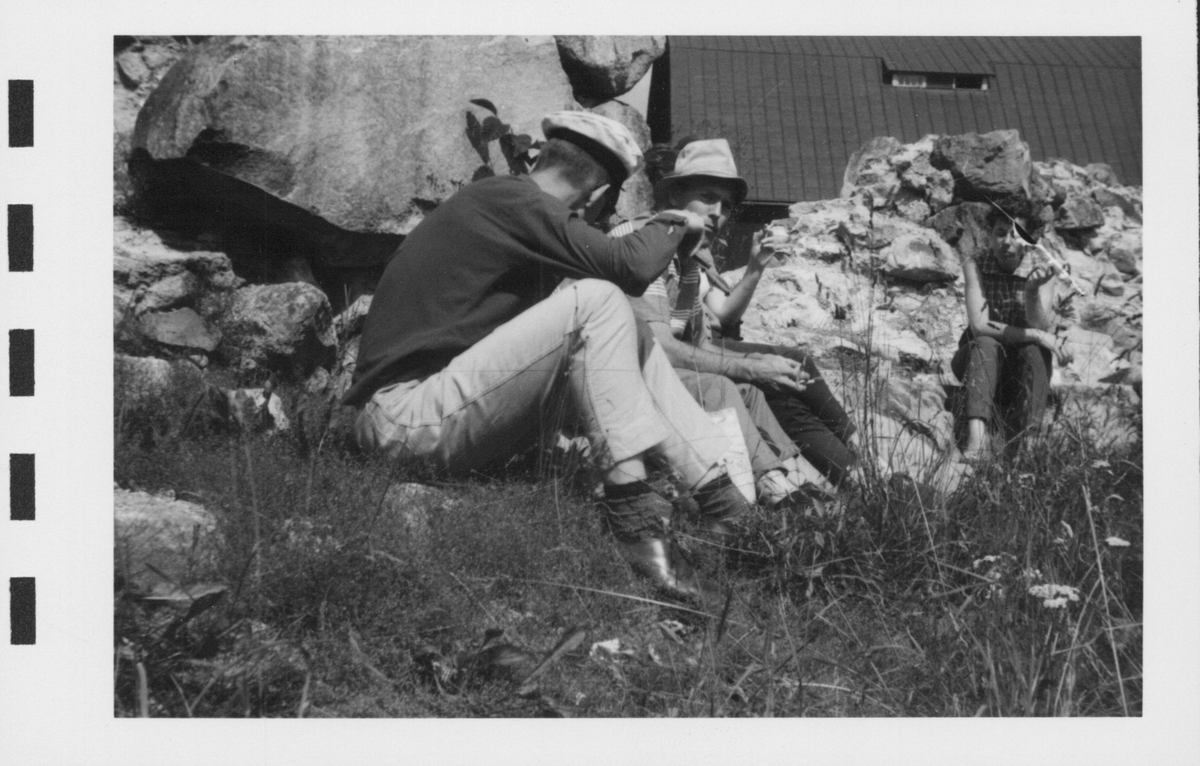 Fotografier av Åke Hyenstrand vid de arkeologiska utgrävningarna i Gudsberga kloster sommaren 1961.