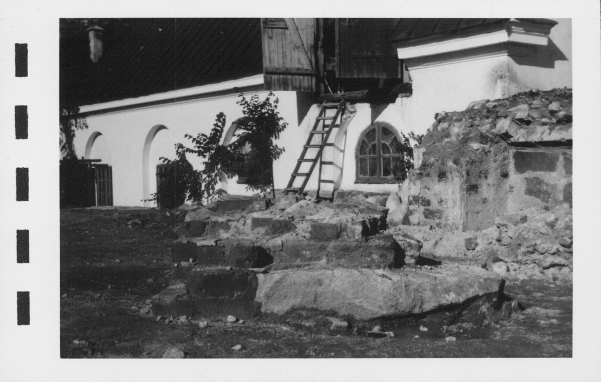 Fotografier av Åke Hyenstrand vid de arkeologiska utgrävningarna i Gudsberga kloster sommaren 1961.
