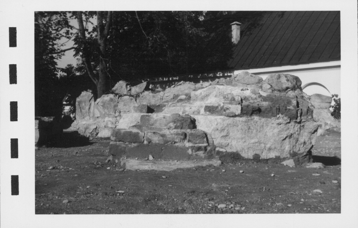 Fotografier av Åke Hyenstrand vid de arkeologiska utgrävningarna i Gudsberga kloster sommaren 1961.