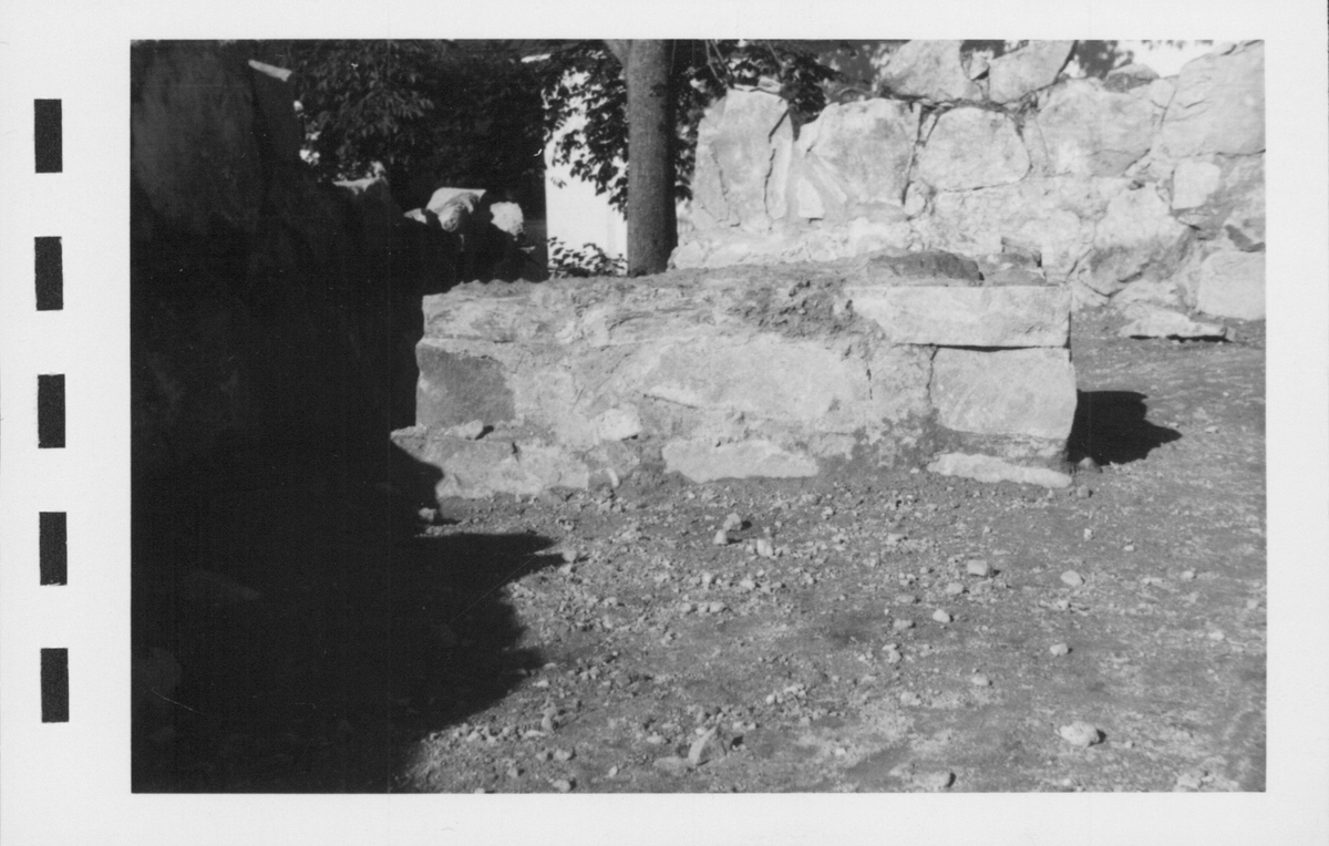 Fotografier av Åke Hyenstrand vid de arkeologiska utgrävningarna i Gudsberga kloster sommaren 1961.